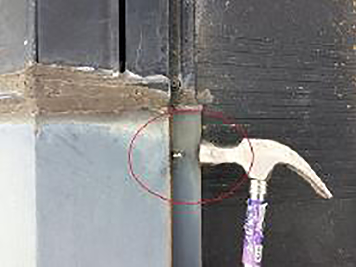 屋根板金包みを釘押さえしました。