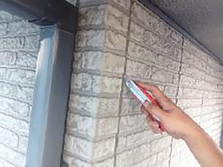 古いコーキングを切り取ります。