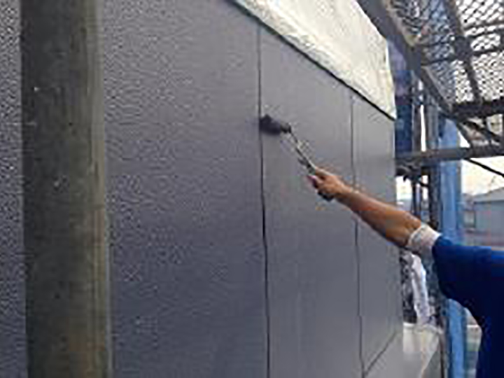 バルコニー部材に中塗りを行います。