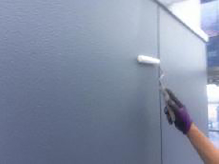 バルコニー部材に上塗りっを行い、クリヤートップを塗布します。