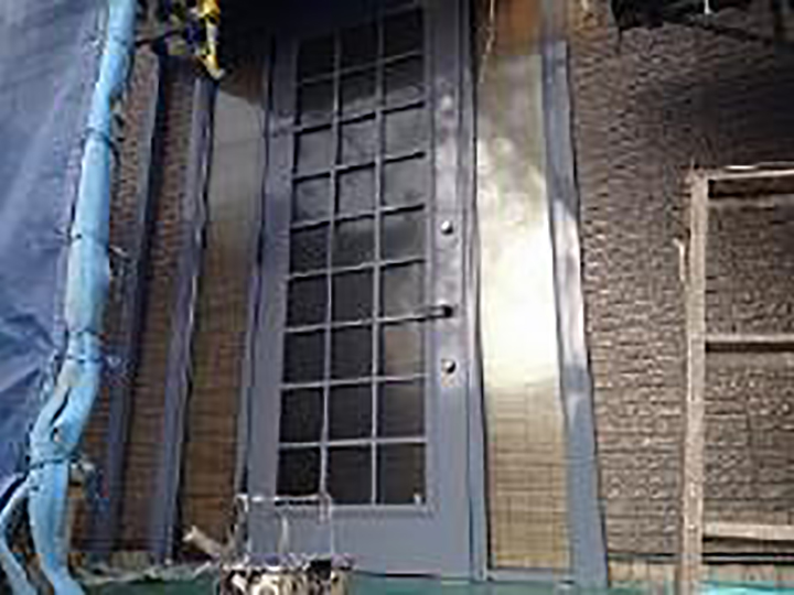 玄関ドア及び枠を塗装しました。