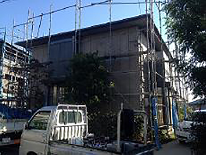 施工途中、台風が来ましたので、このようにメッシュシートをたたんで対応しました。