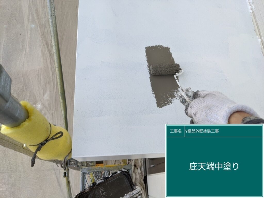 中塗りを行います。