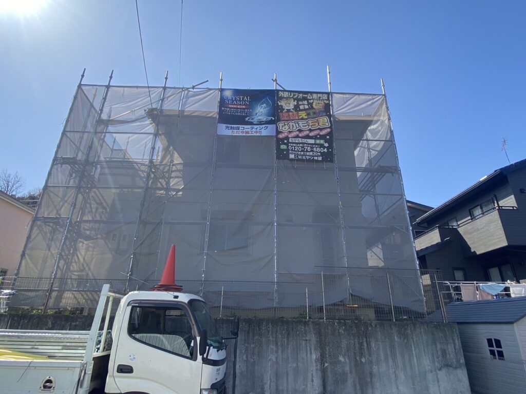 足場架けとメッシュシートを設置します。