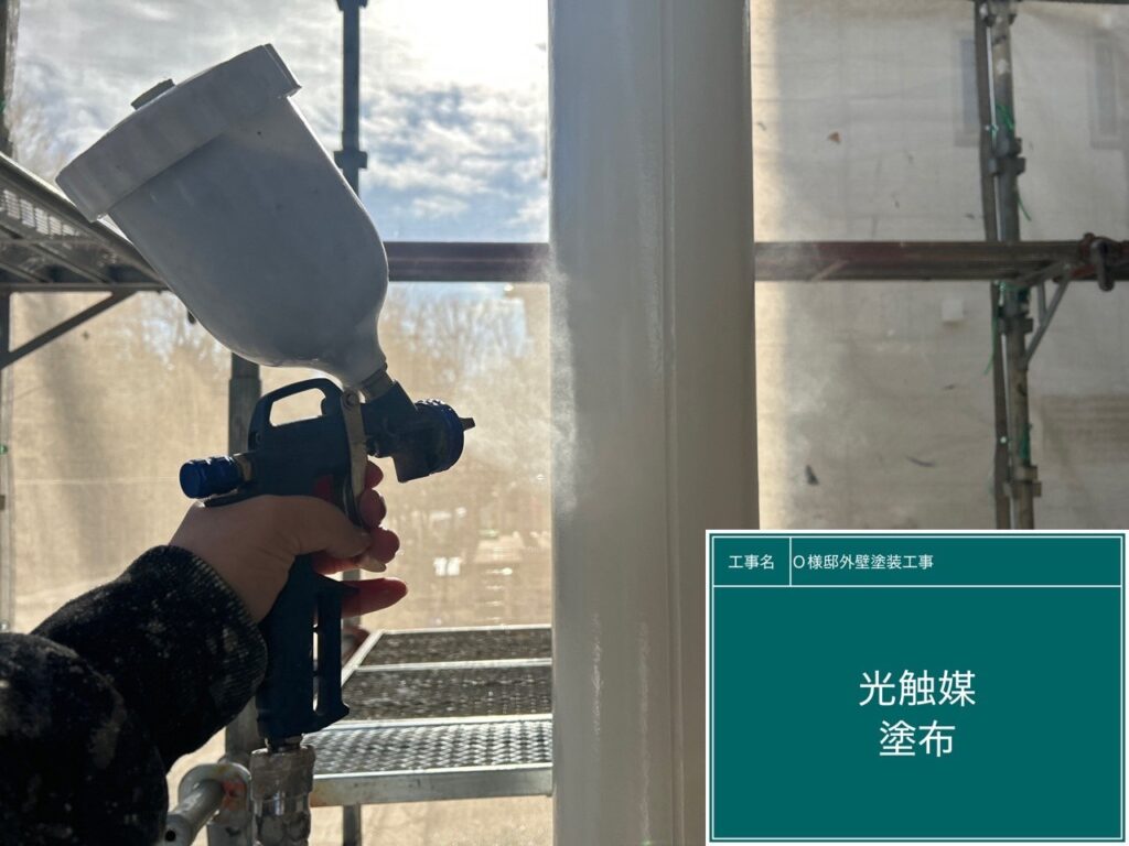 玄関柱に仕上げ材の光触媒プロテクトコーティング（クリスタルシーズンtg）を塗布します。