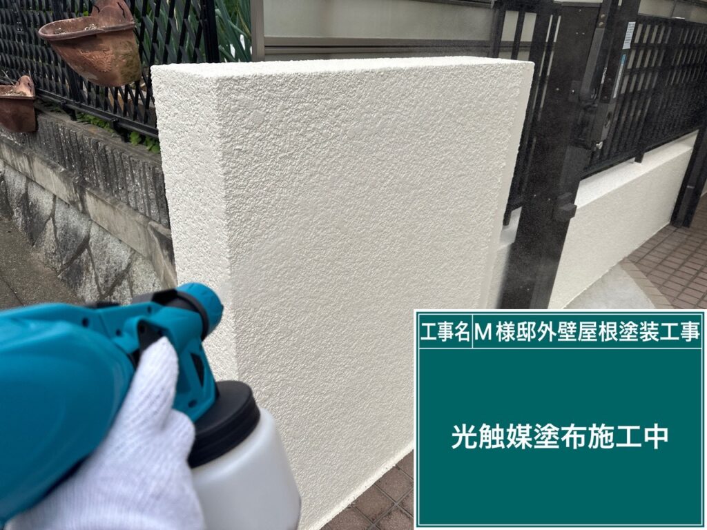 擁壁に仕上げ材の光触媒プロテクトコーティング（クリスタルシーズンtg）を塗布します。