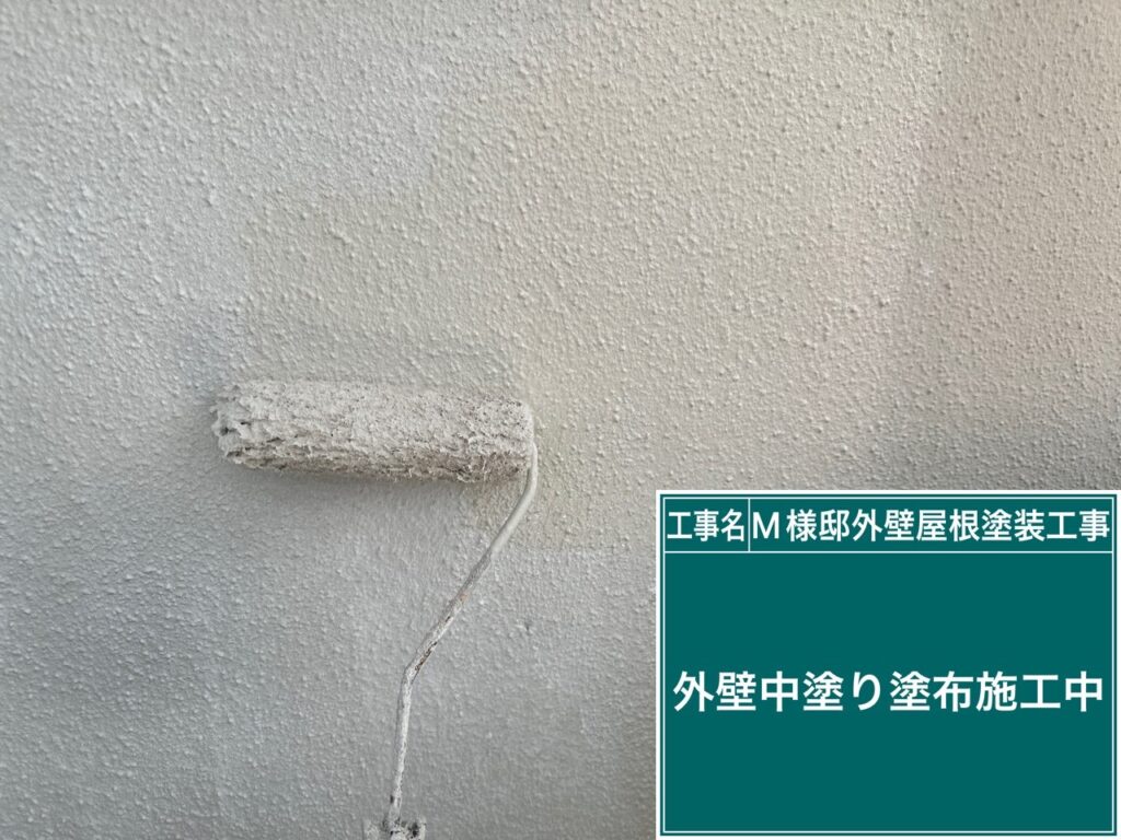 中塗りを行います。