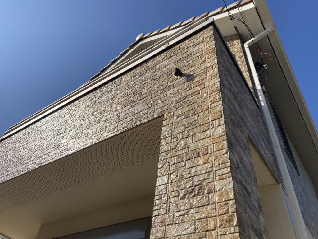 柄付き外壁部分もクリヤー塗装で綺麗な仕上がりとなりました。