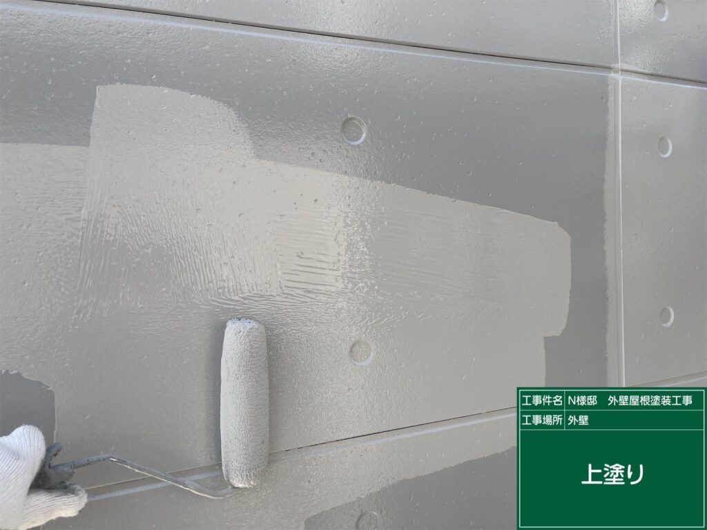 上塗りを行ないます。