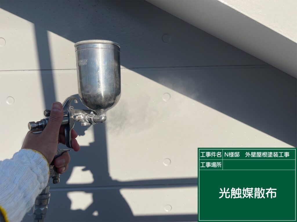 外壁に仕上げ材の光触媒プロテクトコーティング（クリスタルシーズンtg）を塗布します。