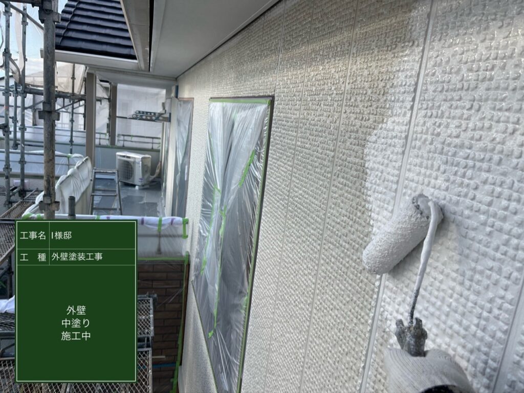 中塗りを行います。