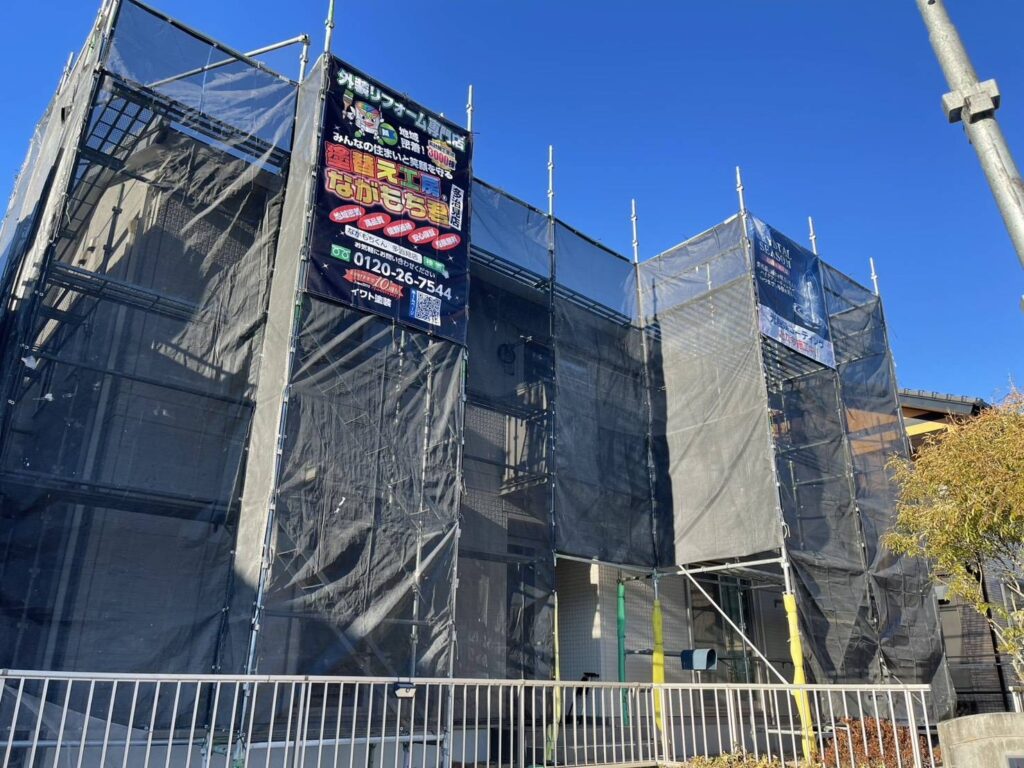 足場架け＆メッシュシート設置