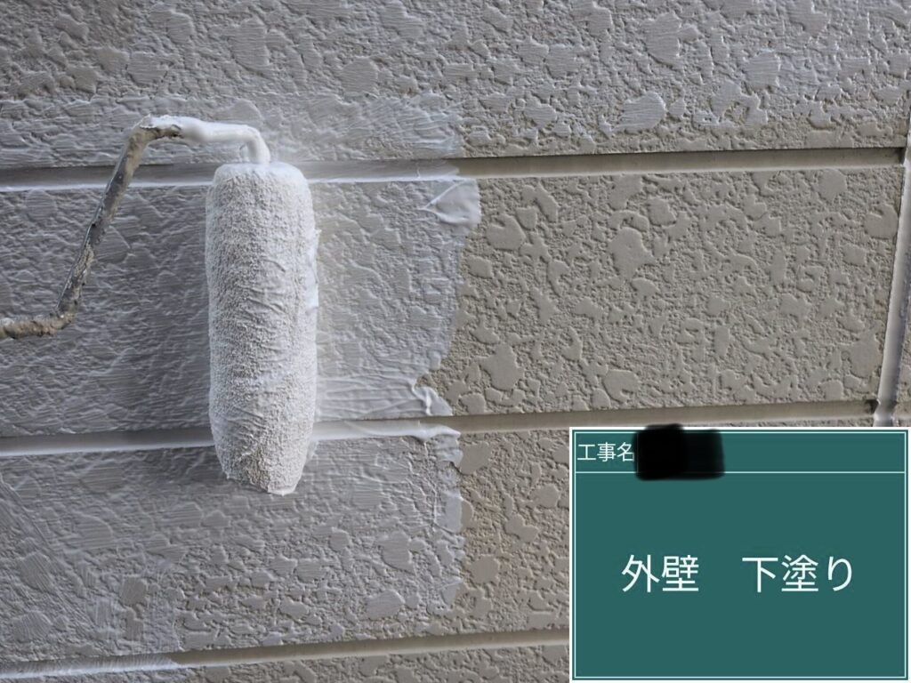 外壁の下塗りを行います。