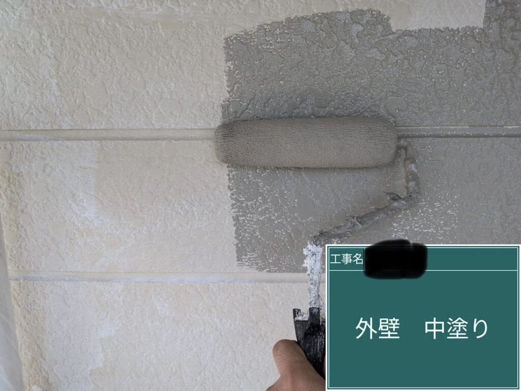 中塗りを行います。